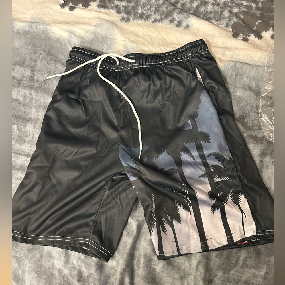 BNWOT Men's Black Palm-Print skater casual Board Shorts in size M!!